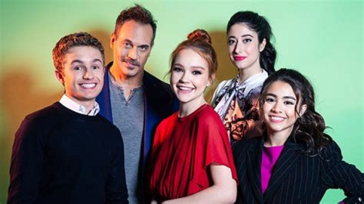 Cast Spills On Reboot, A New Character & More – Hollywood Life