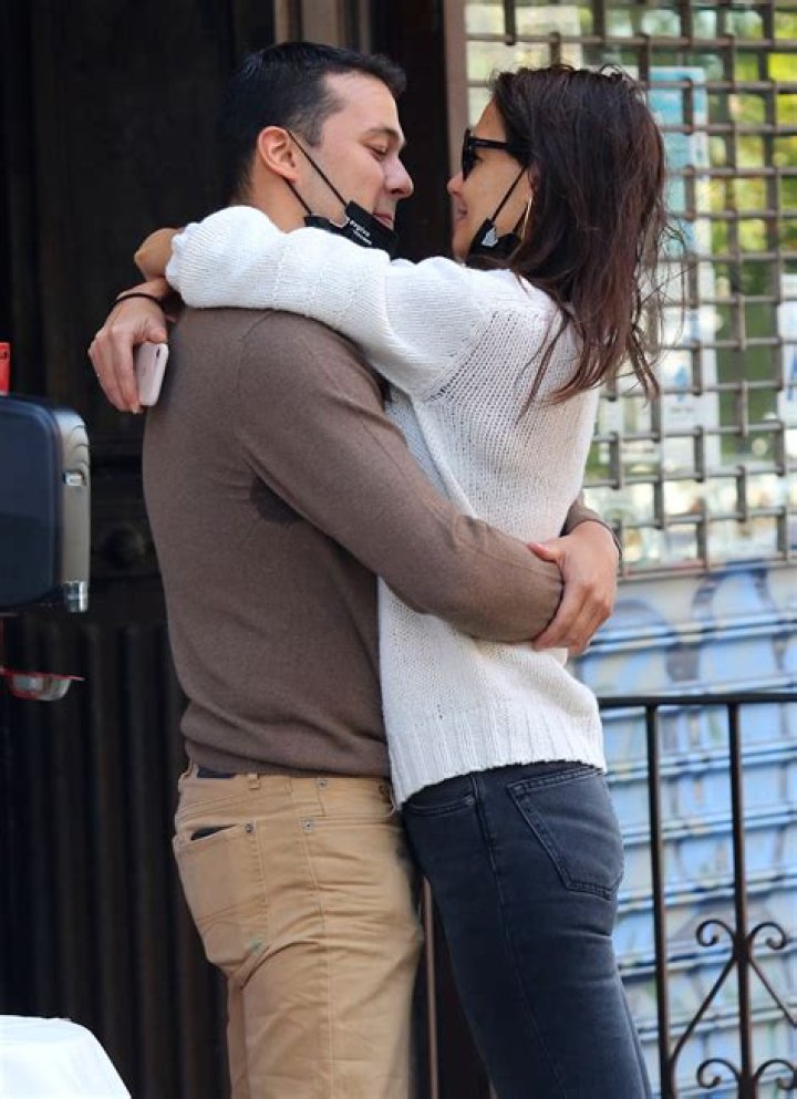 Katie Holmes & Emilio Vitolo Pull Down Their Masks For Another Hot Make Out Session In NYC — Pics