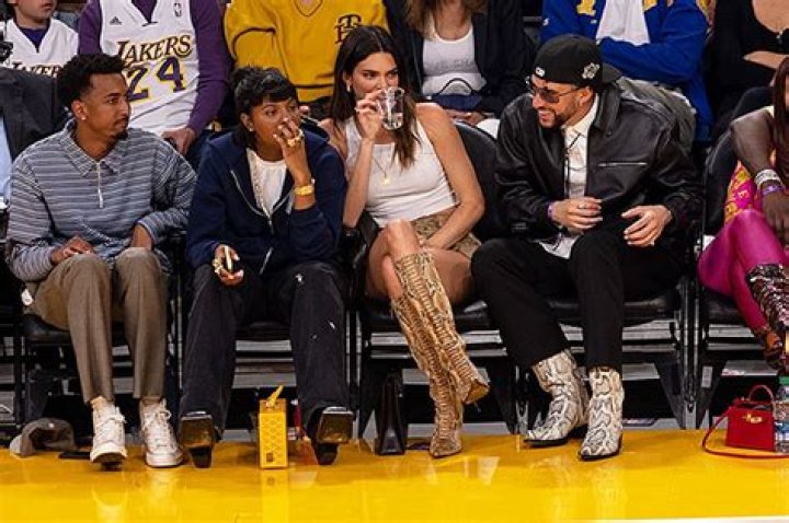 Kendall Jenner & Bad Bunny Sit Courtside On Date At L.A. Lakers Game – Hollywood Life