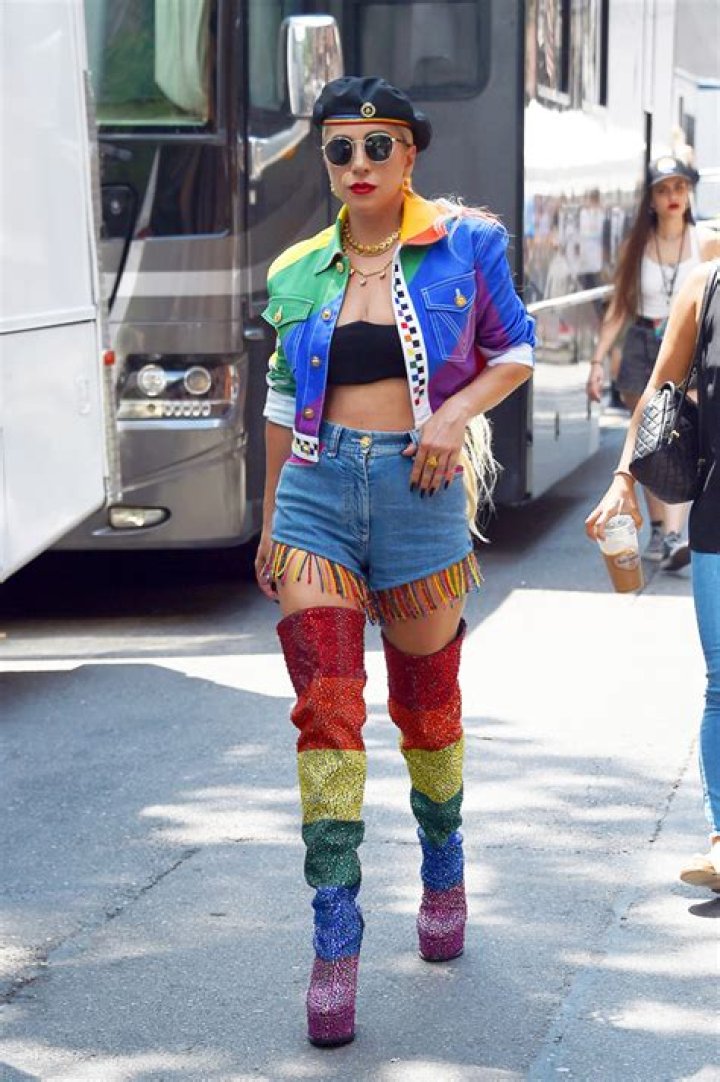 Rainbow Outfits For Pride Month – Style Inspo From Taylor Swift & More – Hollywood Life